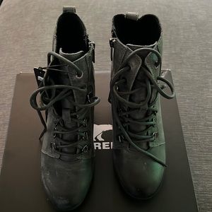 Brand new Joan Uptown Lace up Sorels. Taupe/grey (quarry).